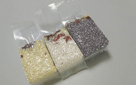 真空包裝袋為增加其性能通常采用多種材質(zhì)復(fù)合而成，常見的復(fù)合方法有：干法復(fù)合、擠出復(fù)合、共擠出復(fù)合、無溶劑復(fù)合、涂布復(fù)合、蒸鍍復(fù)合、熱熔膠復(fù)合等。其中干法復(fù)合是國內(nèi)復(fù)合真空包裝袋材料生產(chǎn)中應(yīng)用較為廣泛的，那么，真空包裝袋為什么大多采用干法復(fù)合？